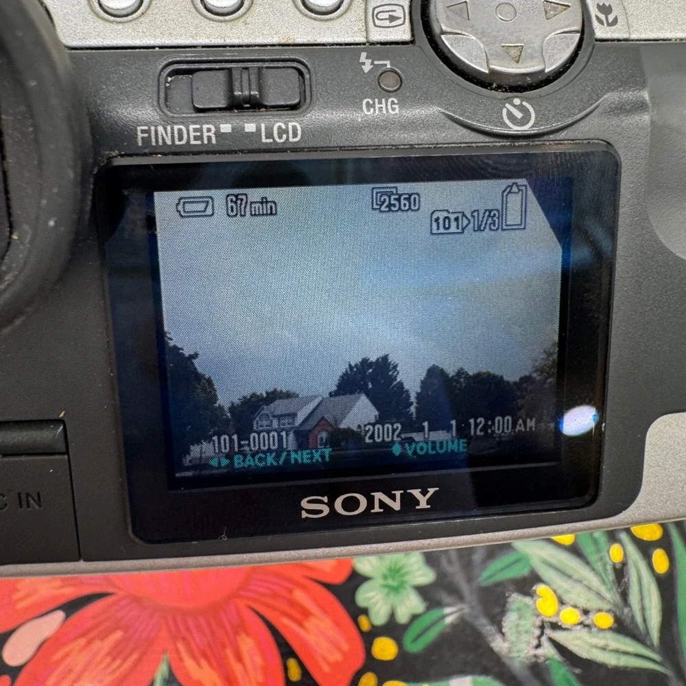 Sony Cyber-shot DSC-F717 Digital Camera Carl Zeiss Lens 512MB Stick Charger